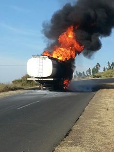 ከባህር ዳር አዲስ አበባ ሲጓዝ የነበረ የነዳጅ ተሽከርካሪ ቦቴ በእሳት ጋየ::