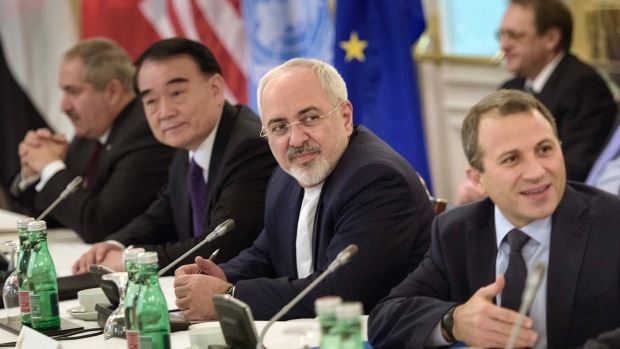 አሜሪካ ልዩ ወታደራዊ ኋይሏን ወደ ሶሪያ ስታስገባ በሶሪያ ጉዳይ ቬና ላይ ከስምምነት እየተደረሰ ነው::